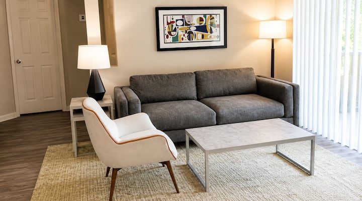 Chandler Haven 2br/2ba | Pool, Gym & King Bed - Chandler, AZ