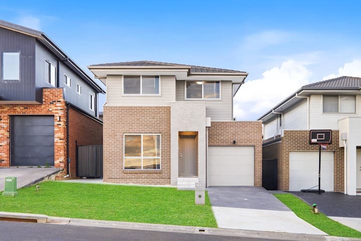 Cobbitty Two-storey 4br Home Near Oran Park - Camden