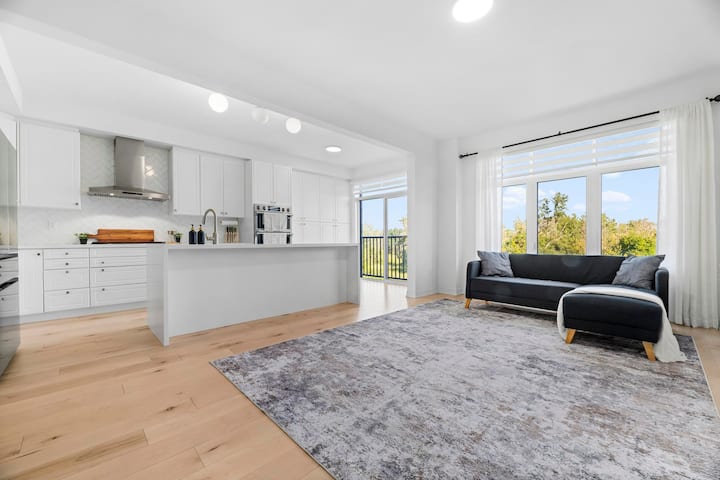 Aqua Grand: Modern Home 9b/3.5b Including Basement - Pickering