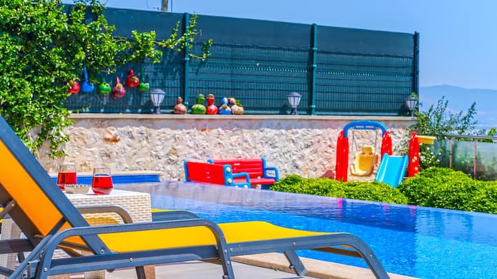 Büyük Havuzlu Jakuzili ÇOcuk Parklı Lüks Villa - Kalkan