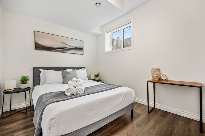 The Spruce Suite - Inner City 2 Br - W/ Parking - Calgary