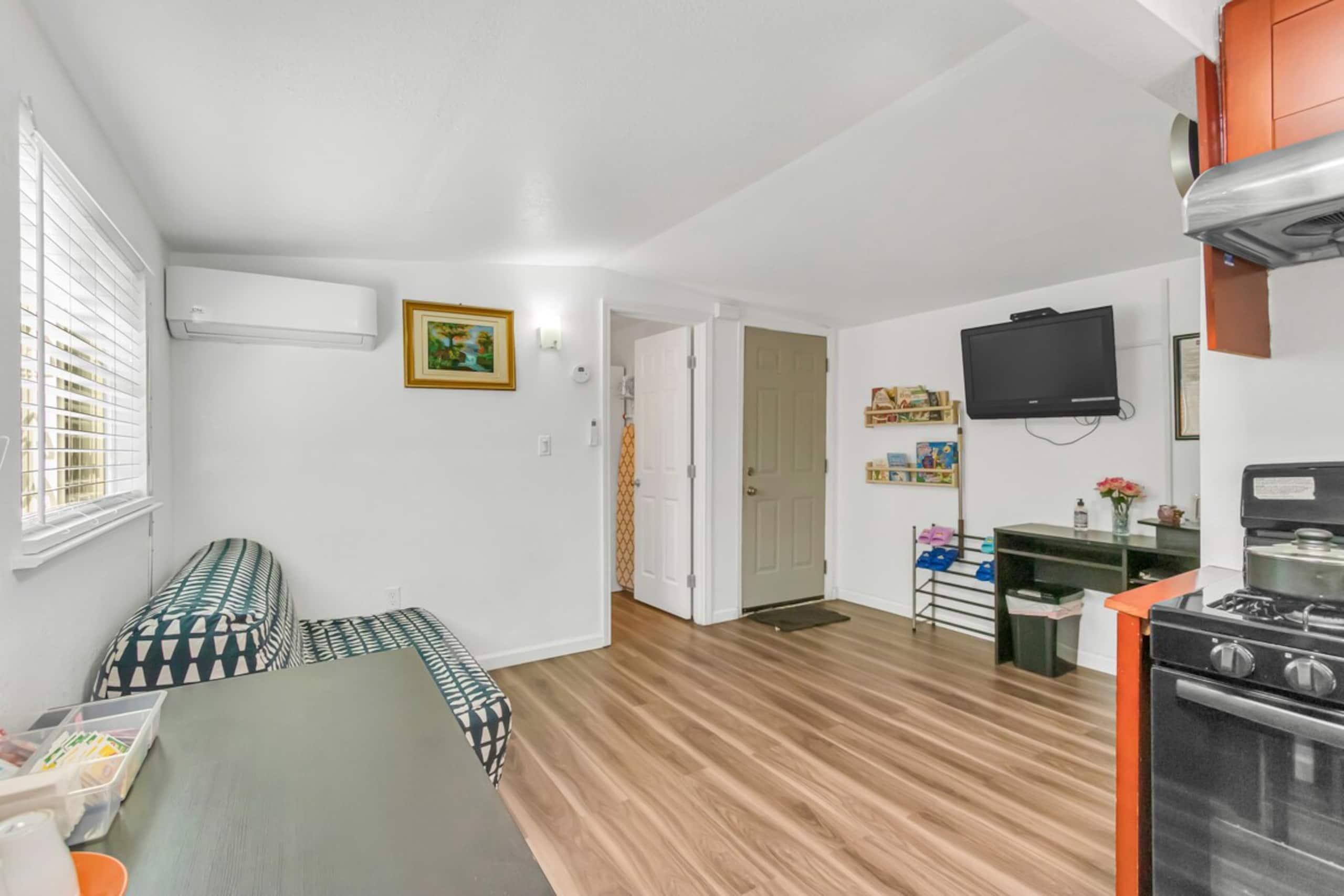 Charming studio in downtown with kitchen - Photo 6