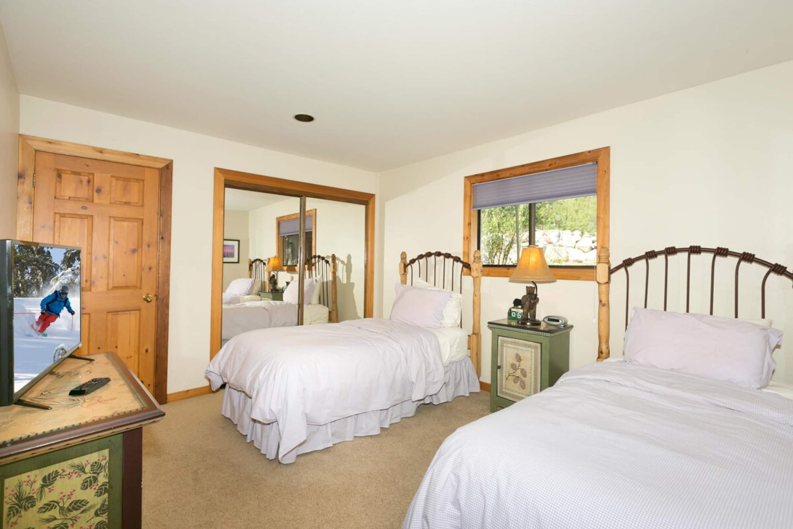 Victory Place Palisades- 5BR, Hot Tub, Pool Table - Photo 18