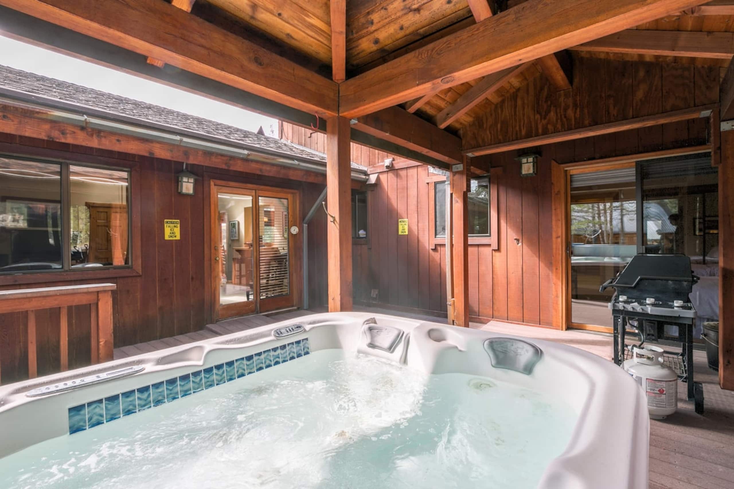 Victory Place Palisades- 5BR, Hot Tub, Pool Table - Photo 3