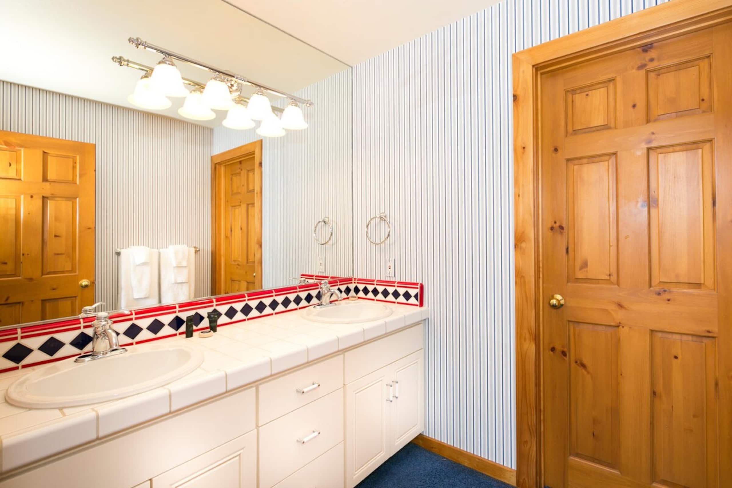 Victory Place Palisades- 5BR, Hot Tub, Pool Table - Photo 22