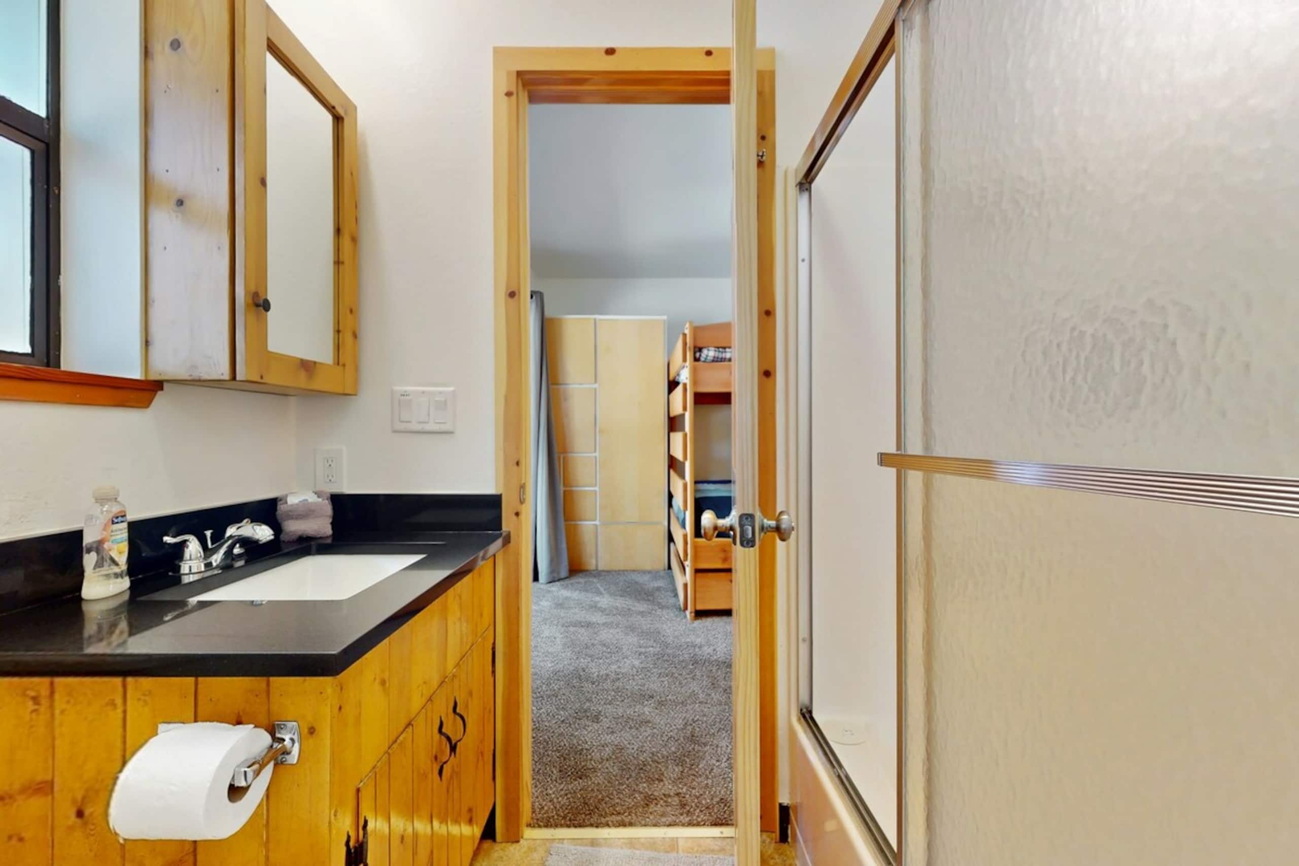 Updated 3BR Skiview, Pool, Hot Tub, Sauna - Photo 9