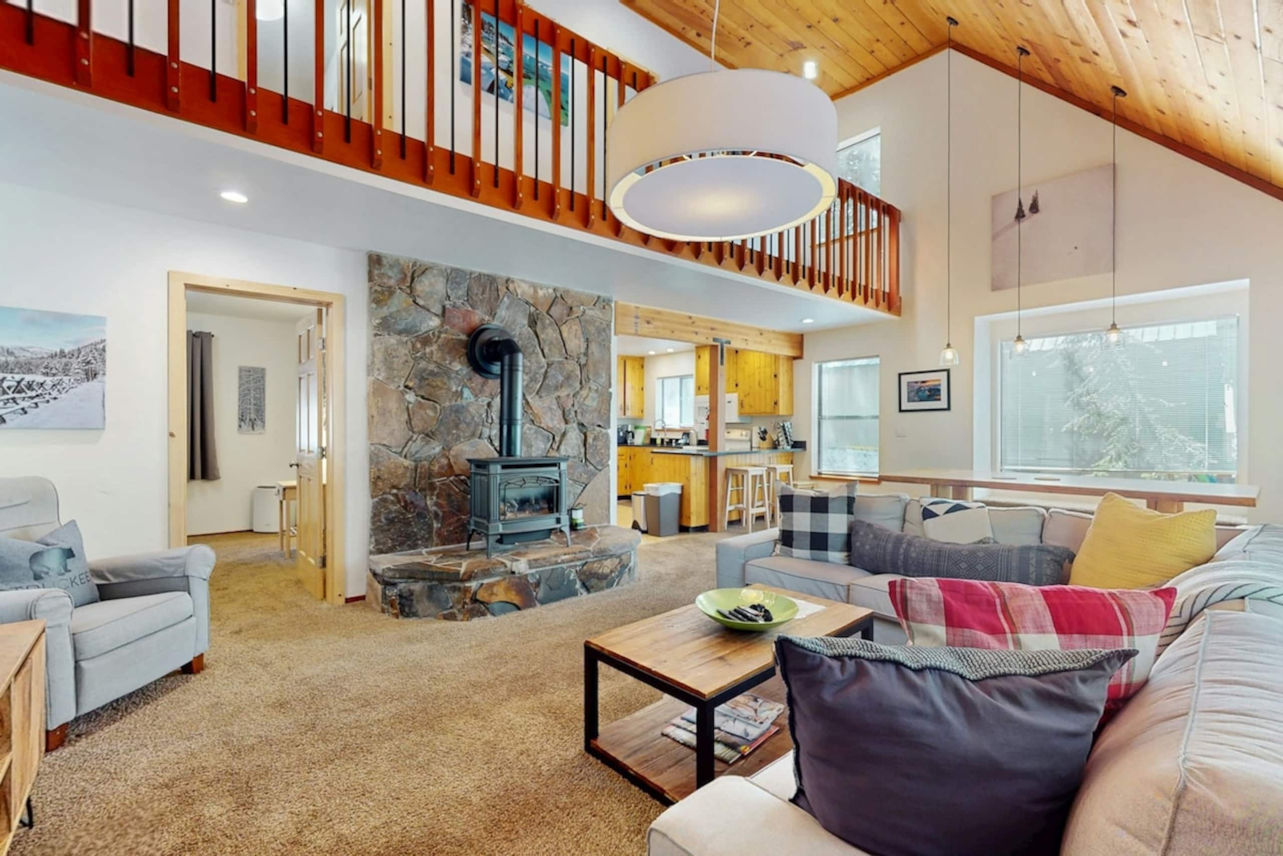 Updated 3BR Skiview, Pool, Hot Tub, Sauna - Photo 2