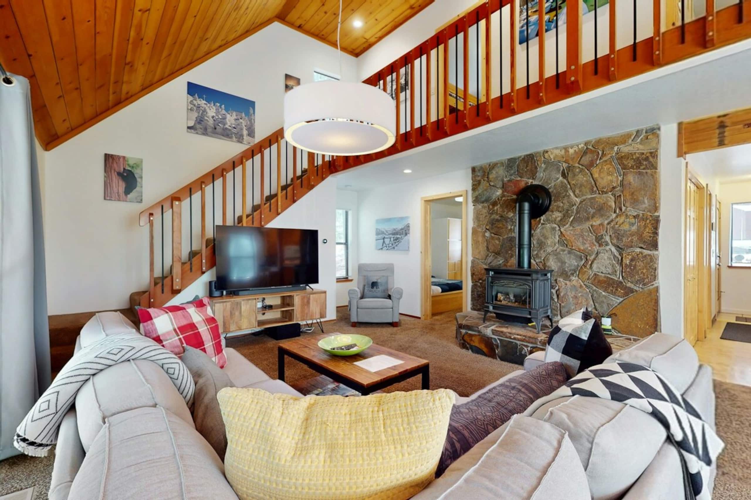 Updated 3BR Skiview, Pool, Hot Tub, Sauna - Photo 6
