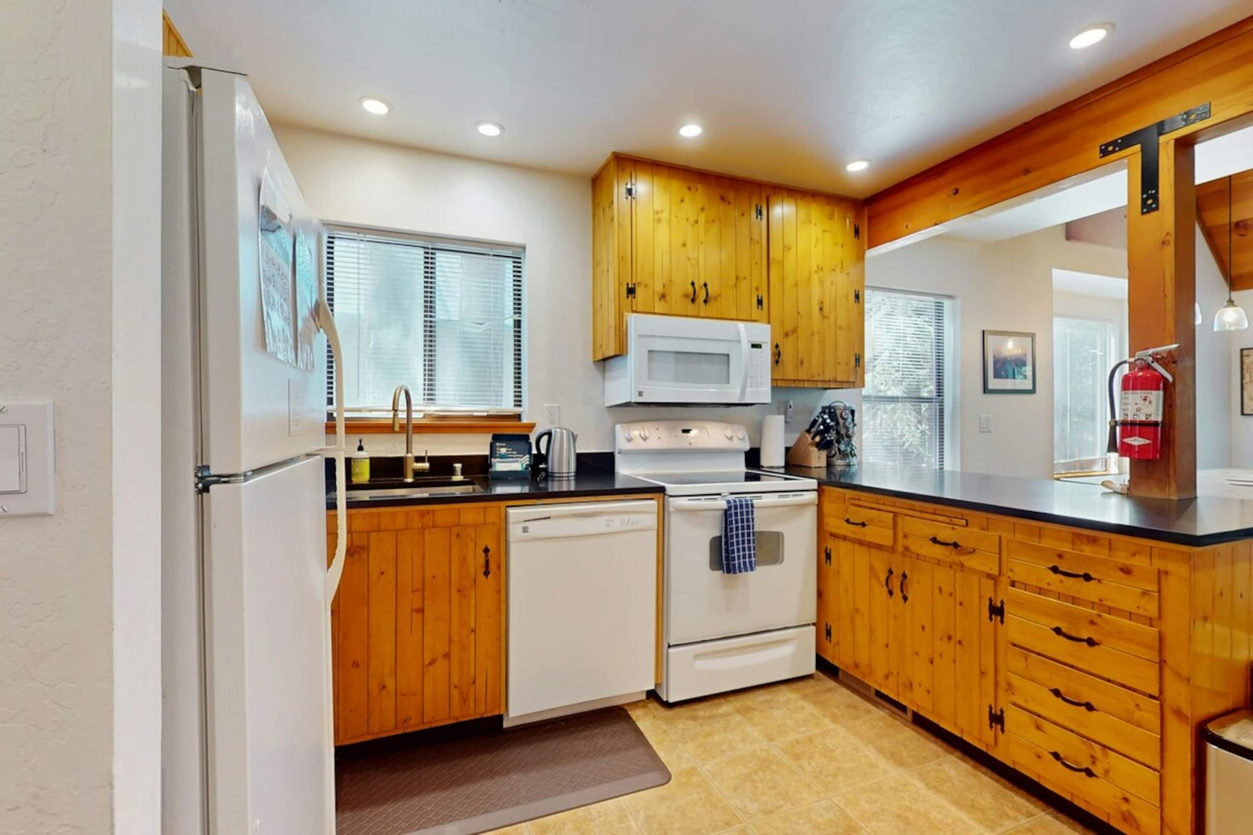 Updated 3BR Skiview, Pool, Hot Tub, Sauna - Photo 8
