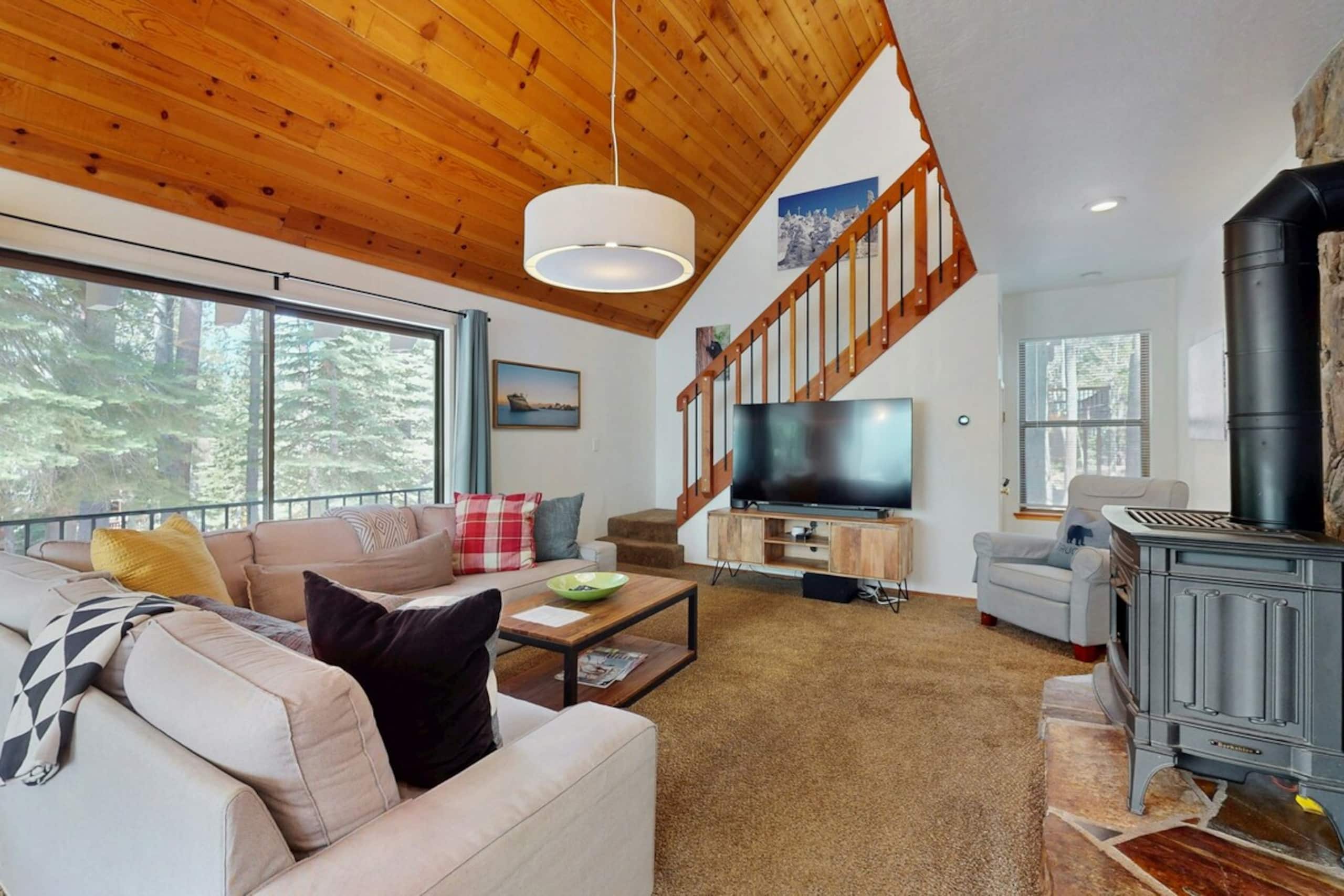 Updated 3BR Skiview, Pool, Hot Tub, Sauna - Photo 3