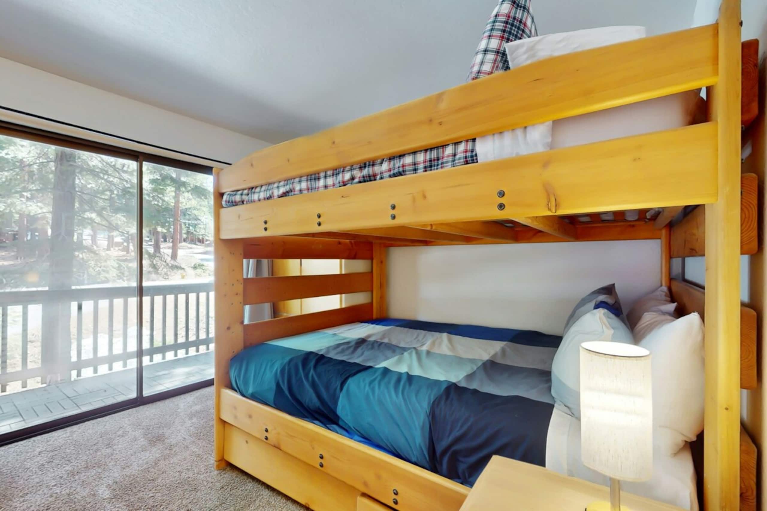 Updated 3BR Skiview, Pool, Hot Tub, Sauna - Photo 14