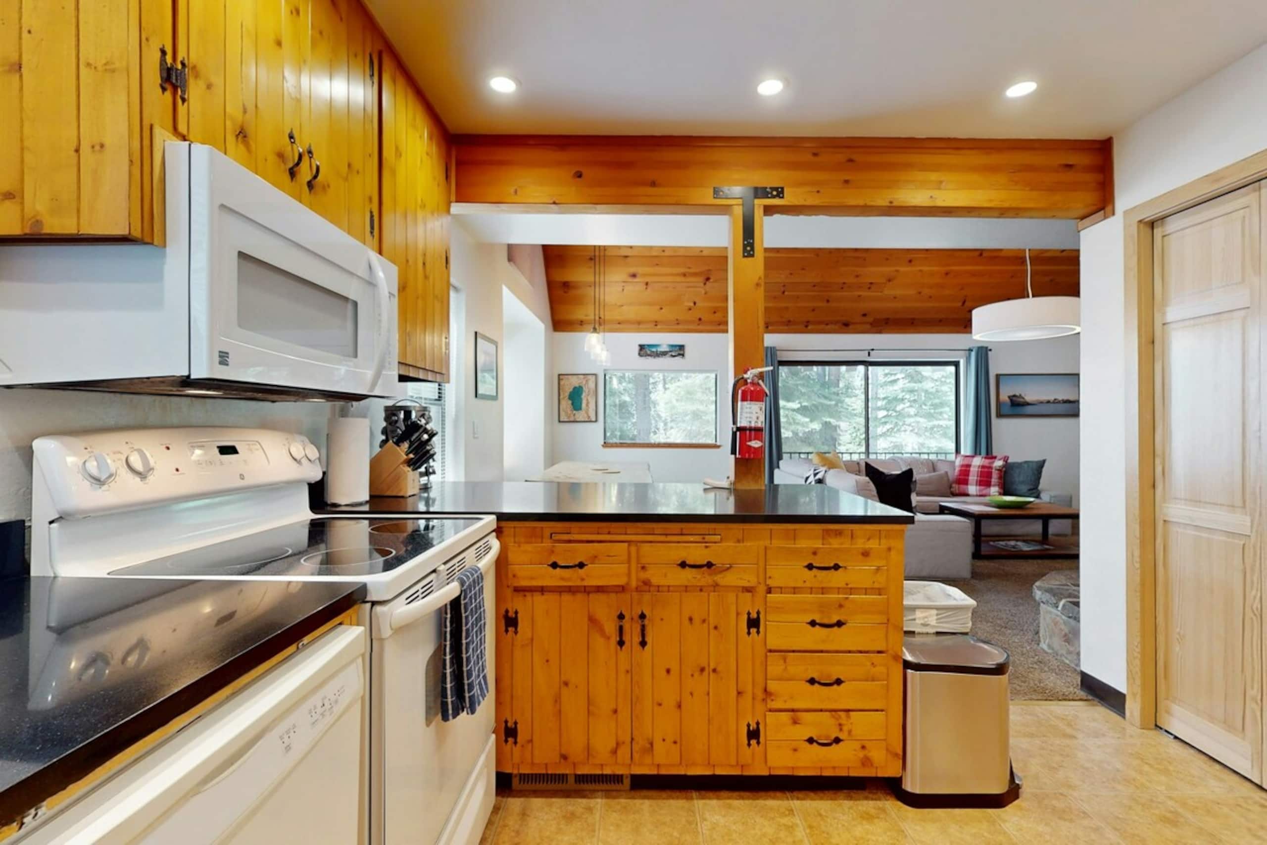 Updated 3BR Skiview, Pool, Hot Tub, Sauna - Photo 7