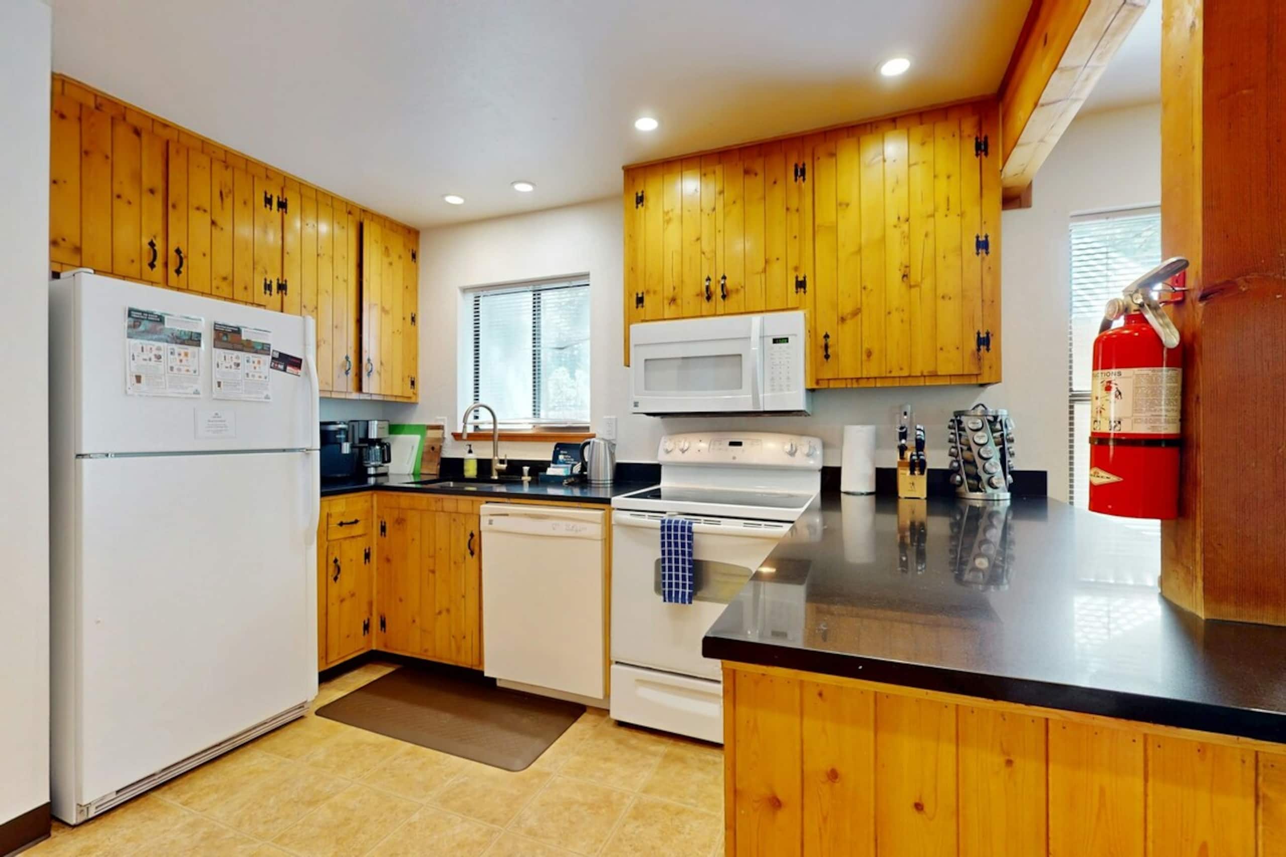 Updated 3BR Skiview, Pool, Hot Tub, Sauna - Photo 12