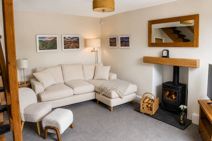 Cosy Historic Cottage In Chinley  Built 1825 - Edale