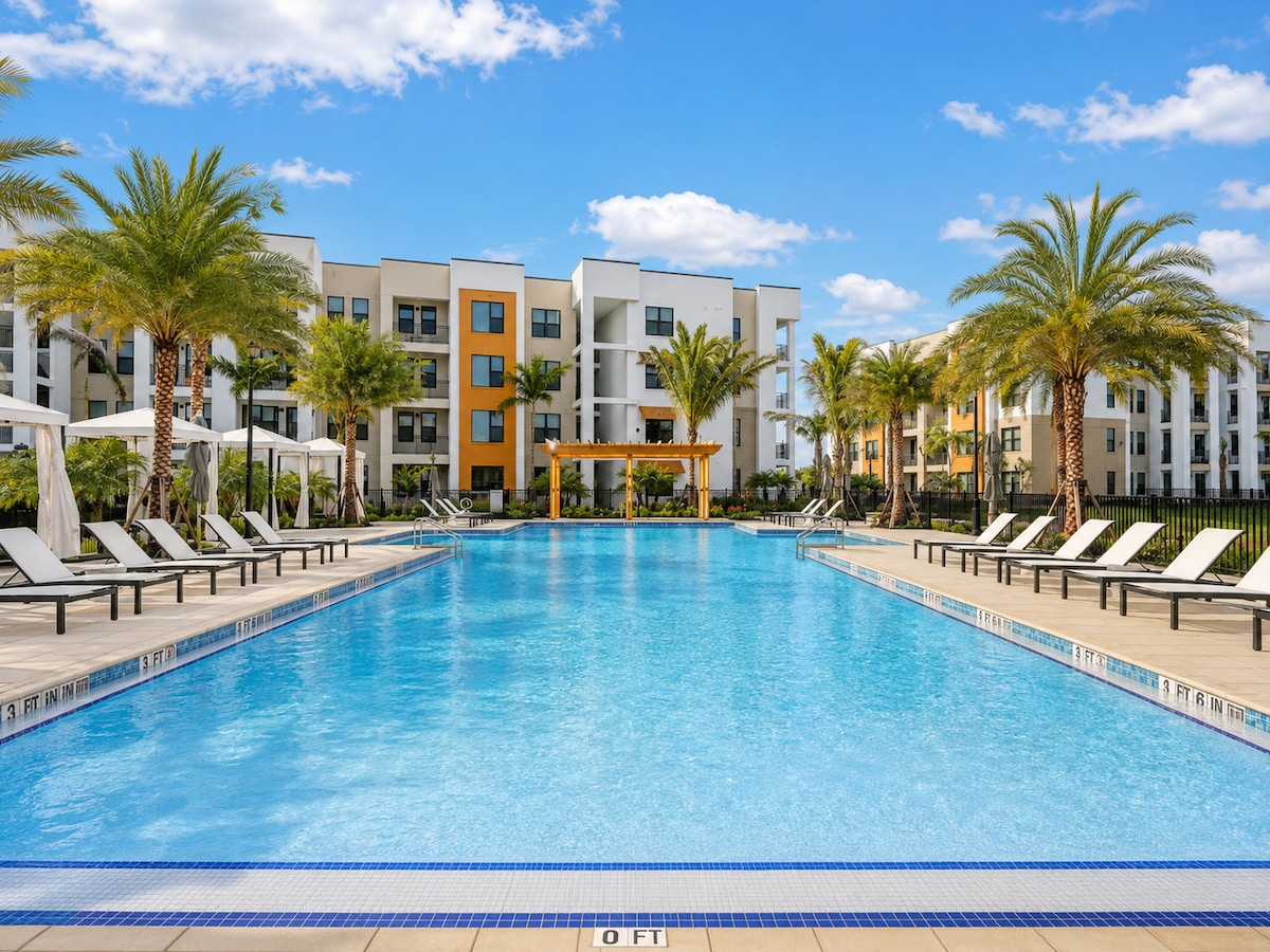 Luxury North Retreat with Pool and Gym - Apartments for Rent in Naples ...
