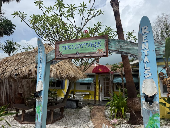 Tiki Cottage Steps To Beach / Dog Friendly - Clearwater Beach