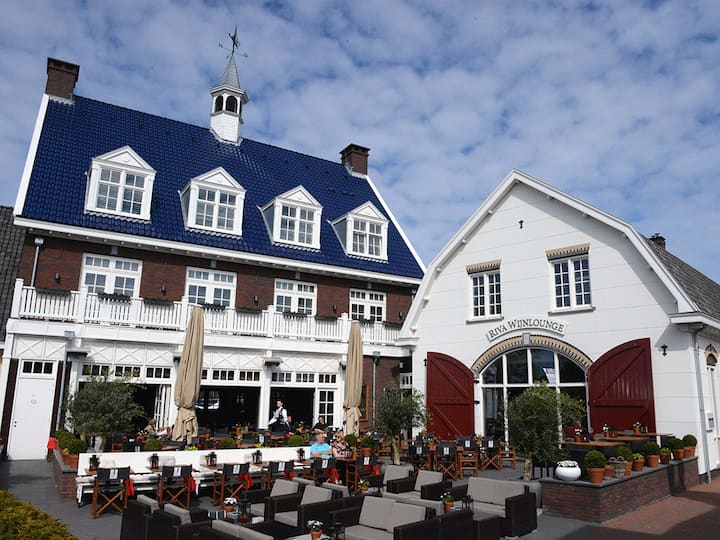 Lakeview Escape | 2 Units W/ Onsite Dining - Naarden