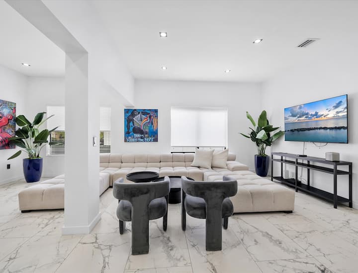 Vibrant Modern Miami Gateway / 14 Guests - Miami, FL