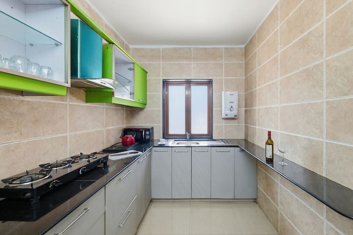 Full kitchen image 2