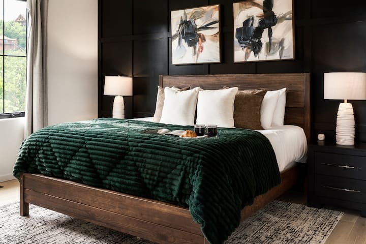 ¡Dormitorio tamaño king en el nivel principal con baño privado, TV y sábanas de lujo!