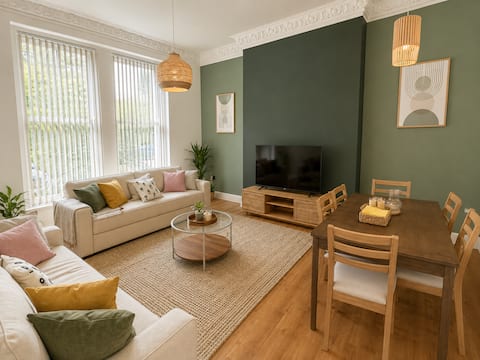 Top Airbnb: Stylish 2-Bedrooms Retreat with Private Terrace in St Michael's