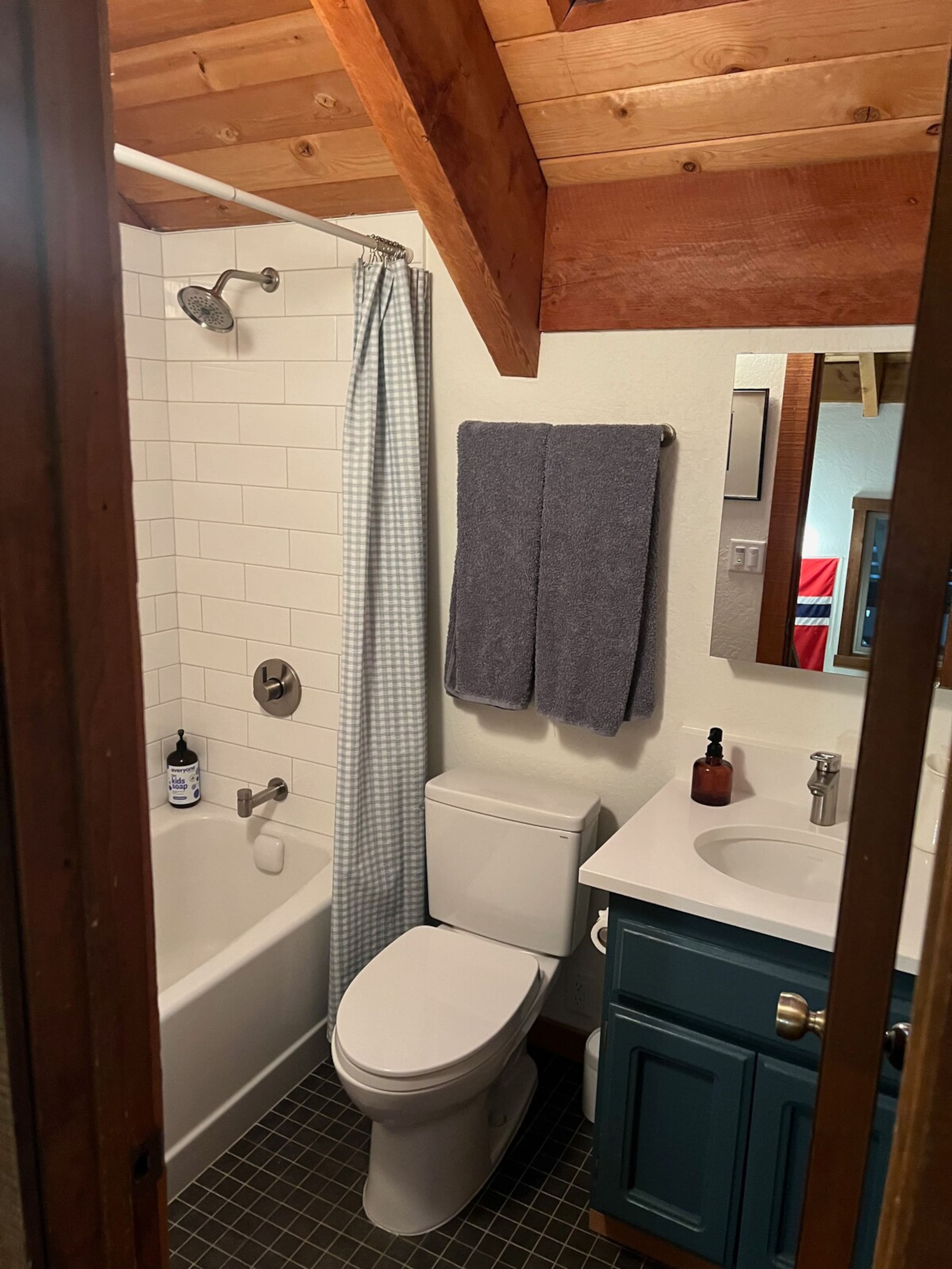 Newly Renovated 3Br Tahoe Cabin - Photo 14