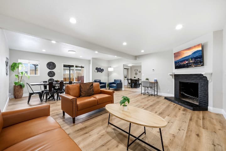 4 Bedroom Sparks|2 Bath|sleeps 13 - Sparks, NV