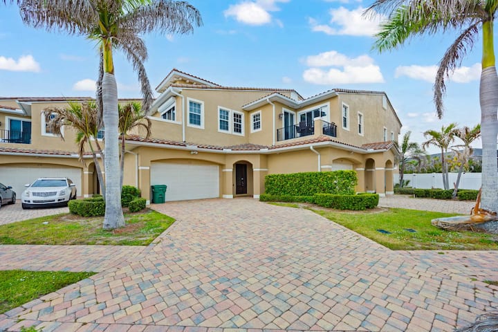 Group-friendly 5br/4.5ba With Private Yard - Melbourne Beach, FL