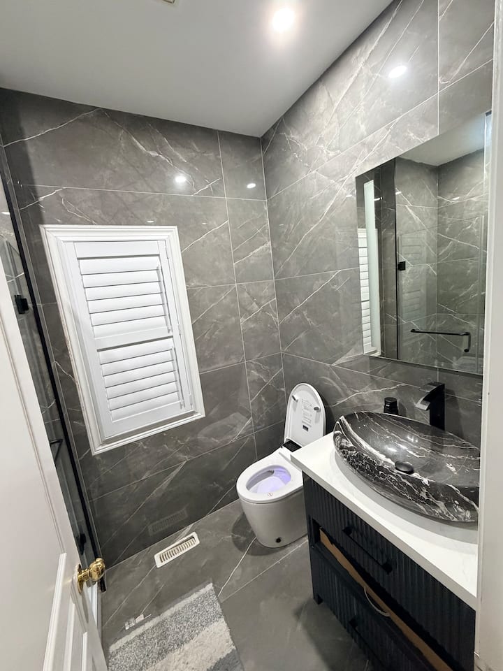 Spacious Luxury Family Home| 4 Bedrooms - Brampton