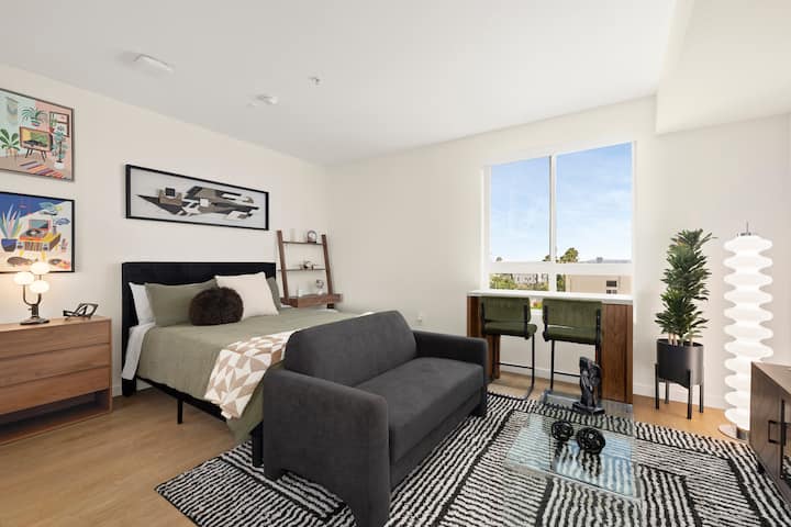 Top-floor Studio | Designer Style & City Views - ウェスト・ハリウッド, CA