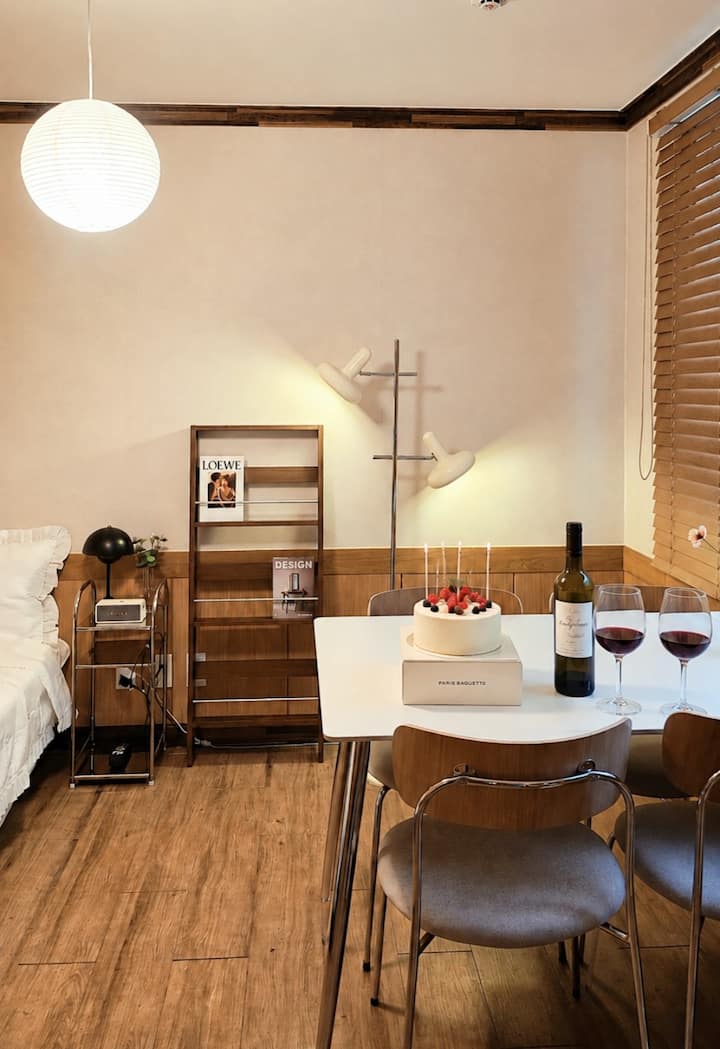 Sample Website Simple One Stay Raum l Galidan-gil, a charming accommodation. 2 double beds ...