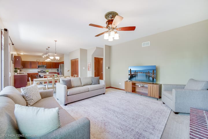 Spacious Home Near Downtown Plainfield - Joliet, IL