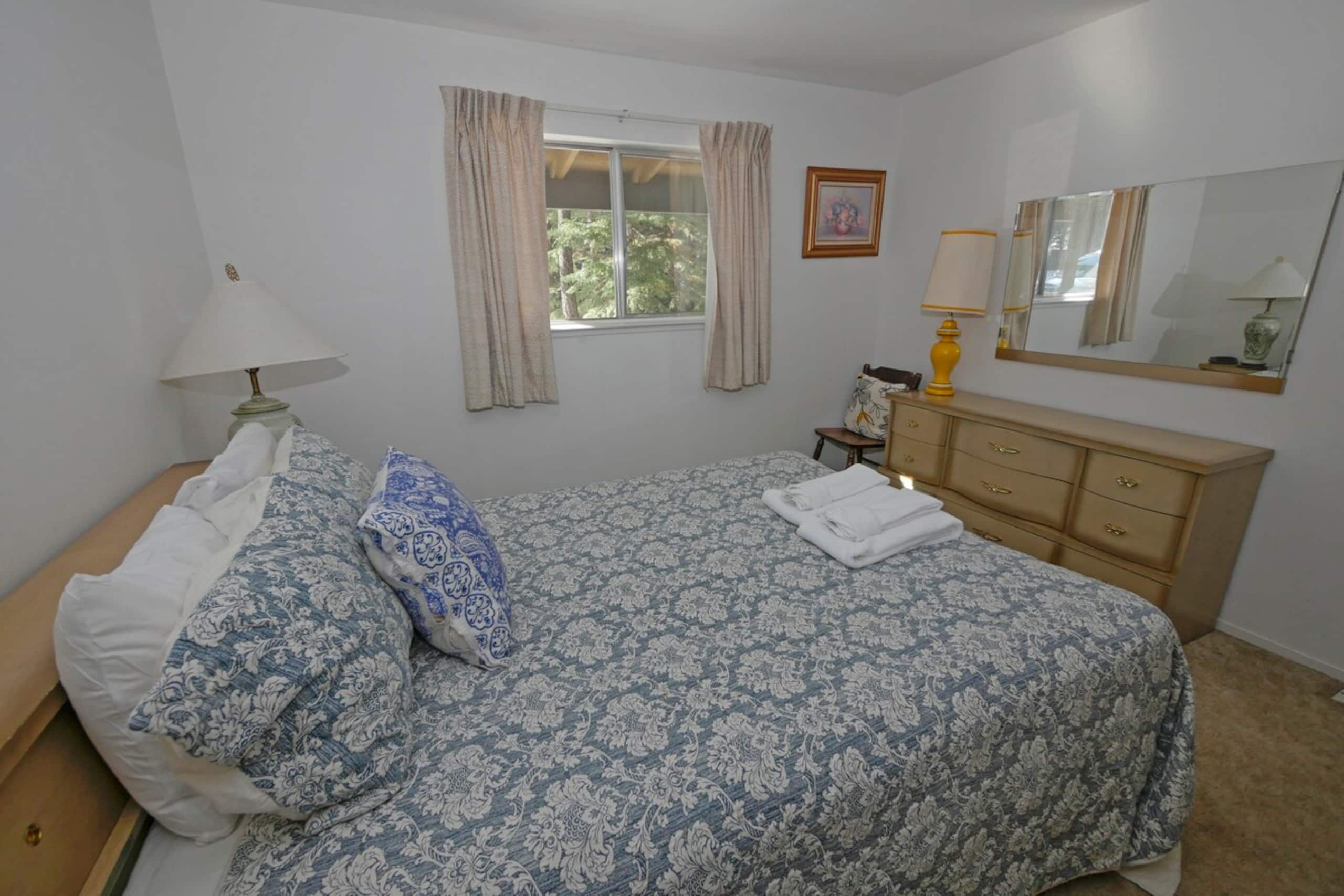 Rustic Family Cabin - Convenient to Ski and Lake - Photo 15