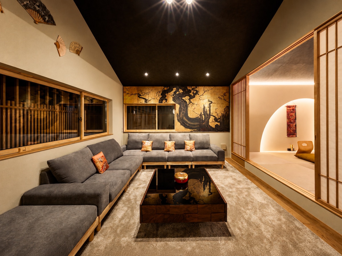 Sleeps 20 · 5BR villa · open-air bath · parking with private bathtub in Kyoto