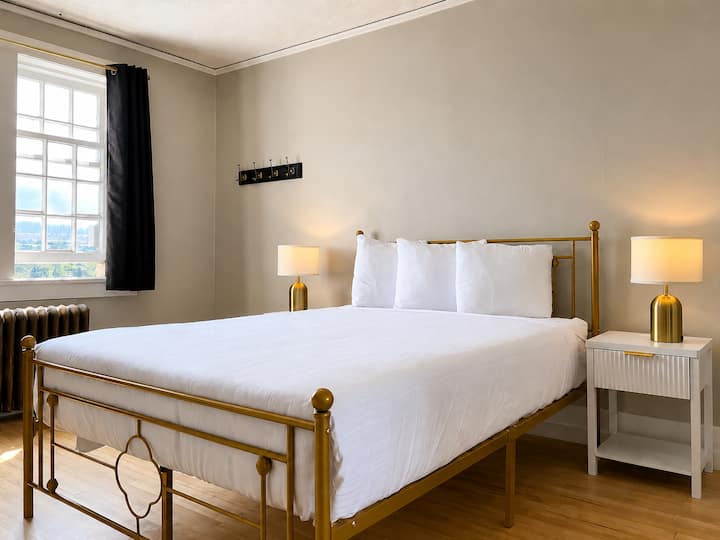 Mountain View Queen Hotel Room 20 | Grand Union - Blairmore
