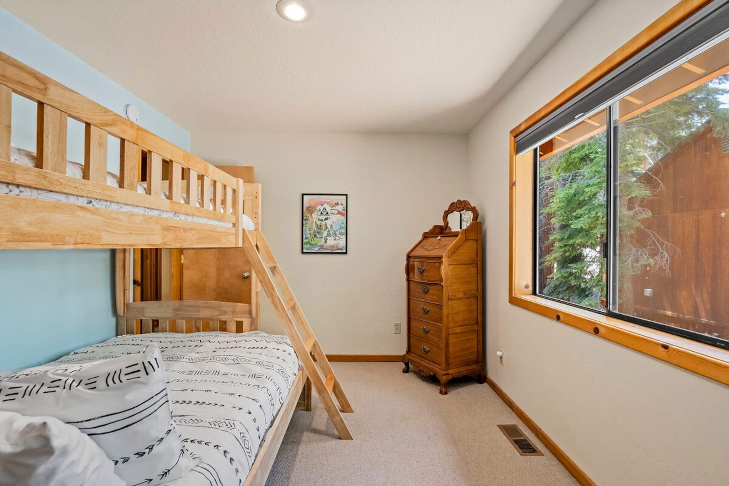 Family Retreat, Bunk Rooms, Games, Hot Tub, Desk - Photo 17