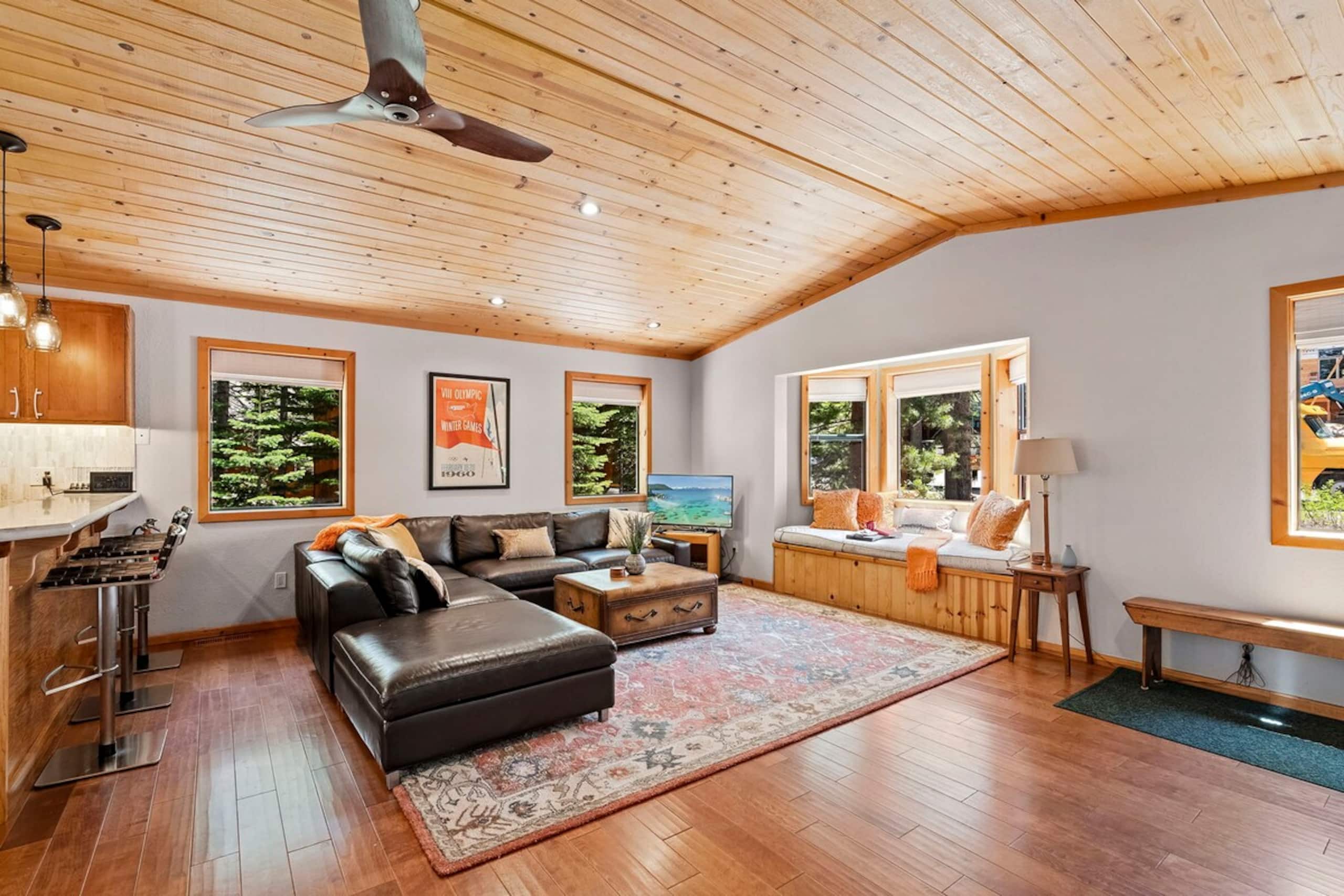 Family Retreat, Bunk Rooms, Games, Hot Tub, Desk - Photo 6