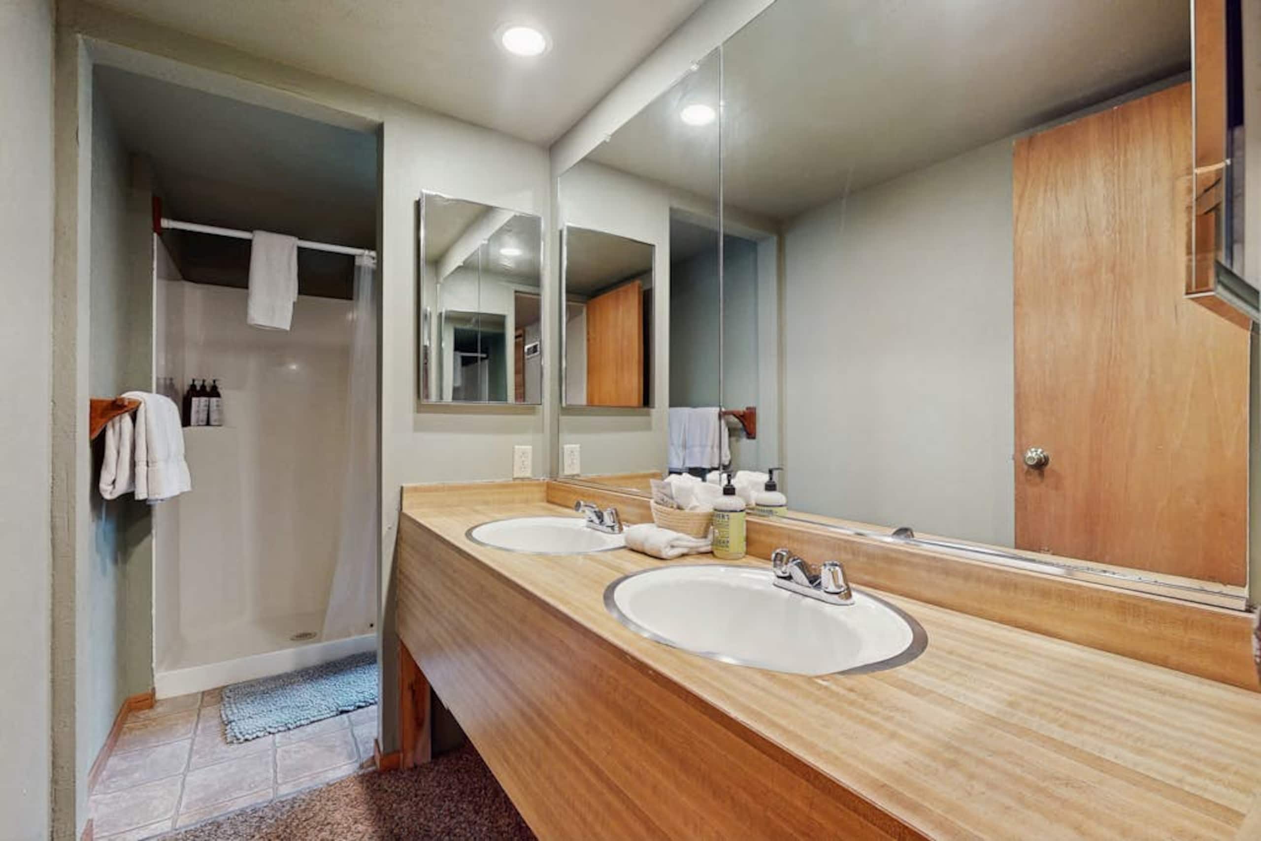 3BR Retro home with mountain views- dog-friendly - Photo 10