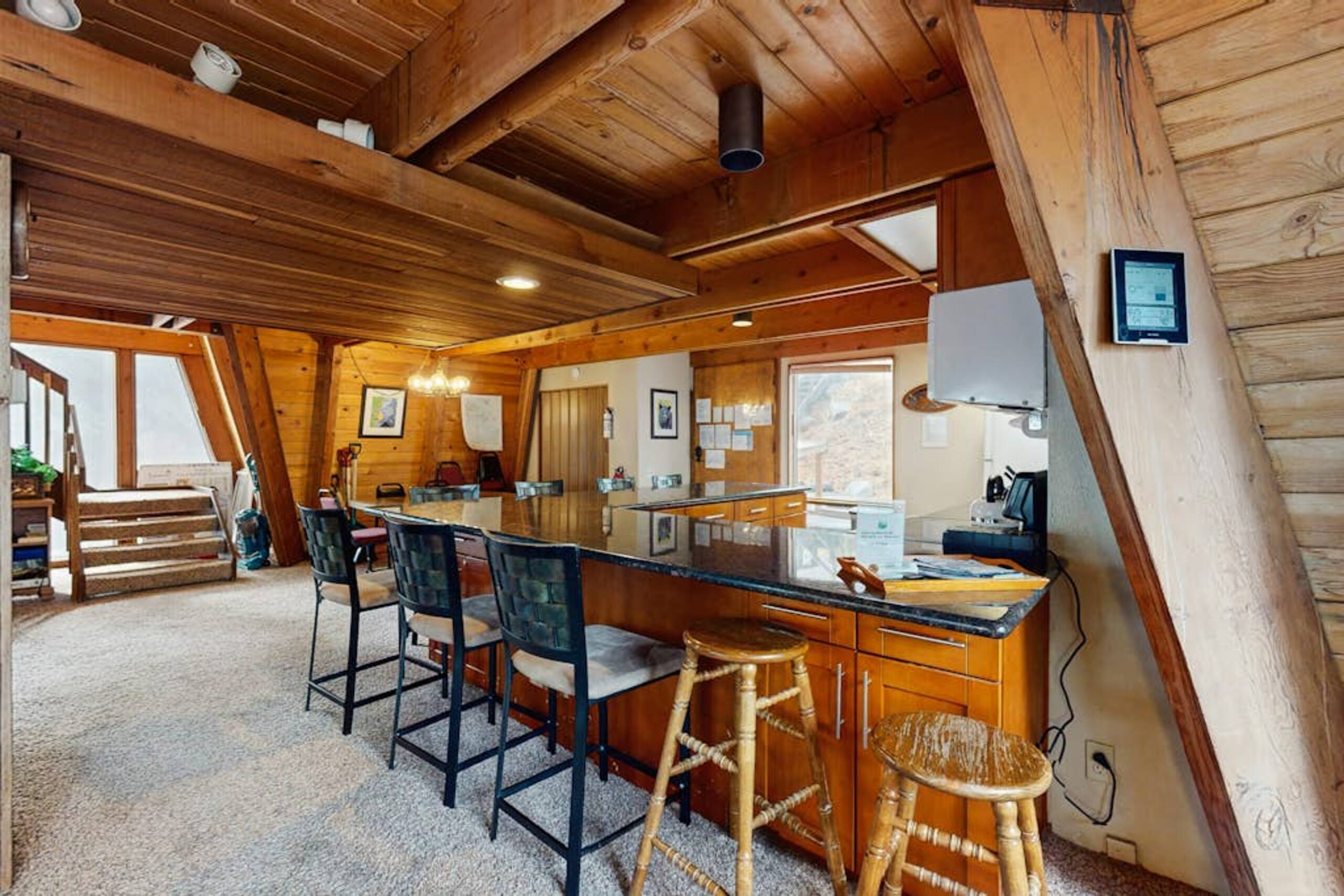 3BR Retro home with mountain views- dog-friendly - Photo 6