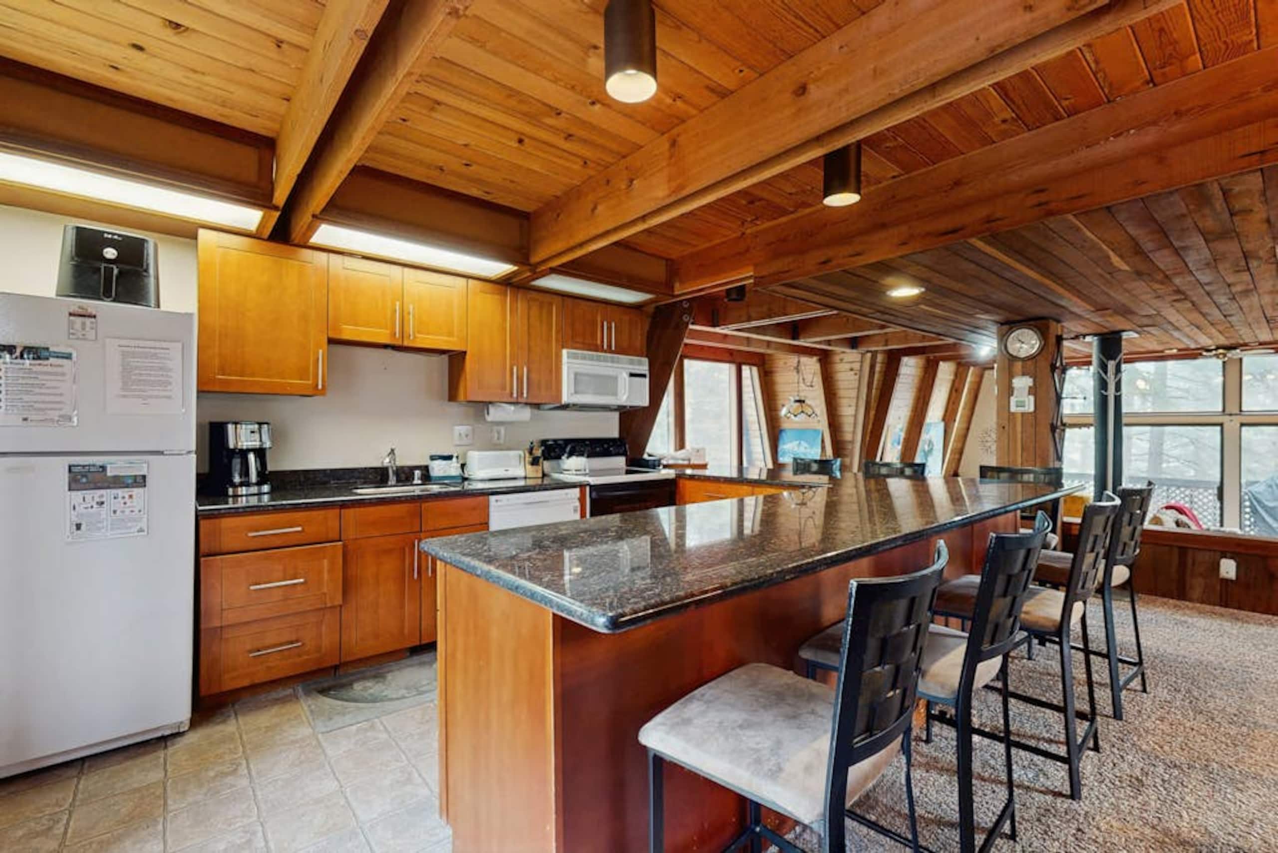 3BR Retro home with mountain views- dog-friendly - Photo 5