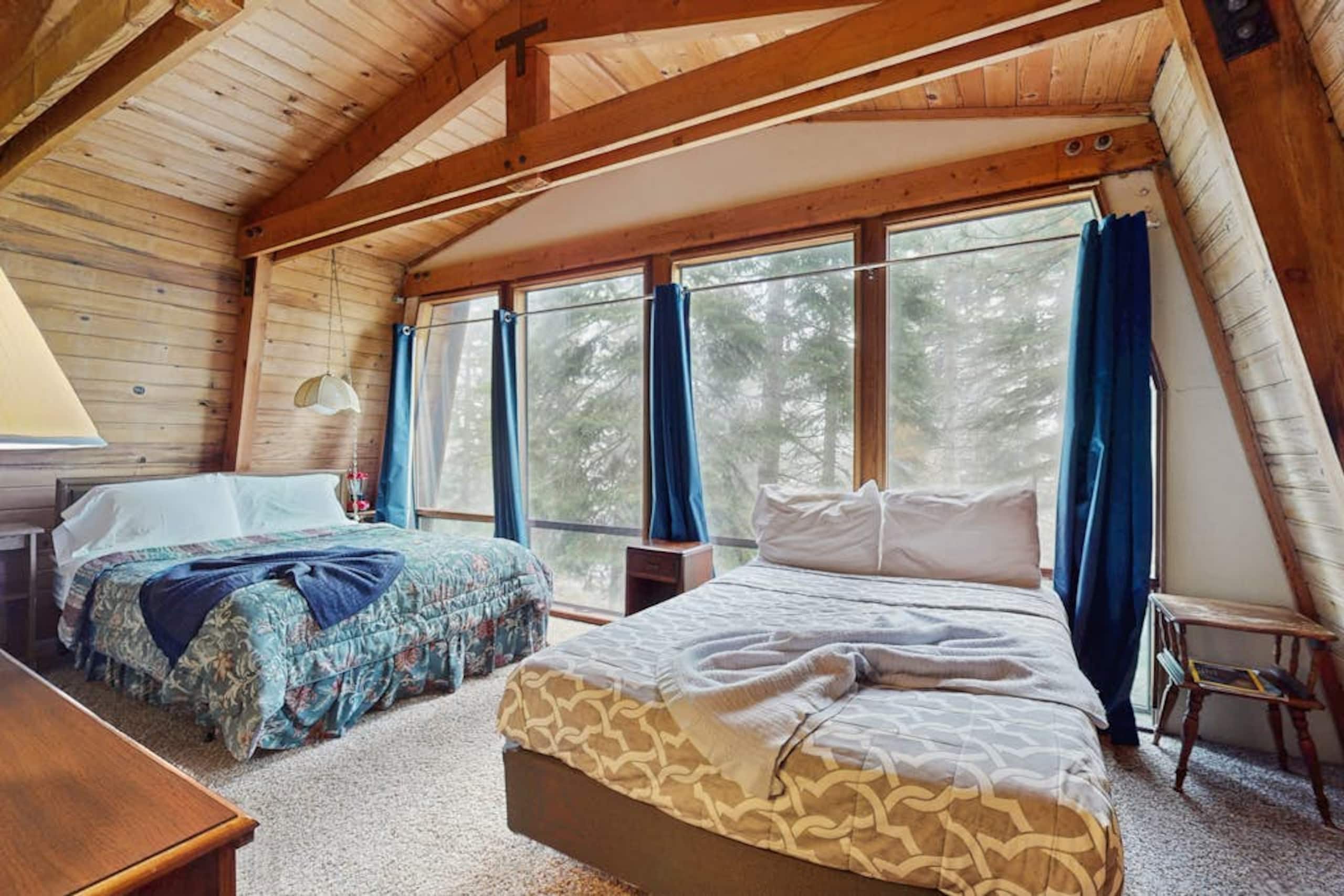3BR Retro home with mountain views- dog-friendly - Photo 17