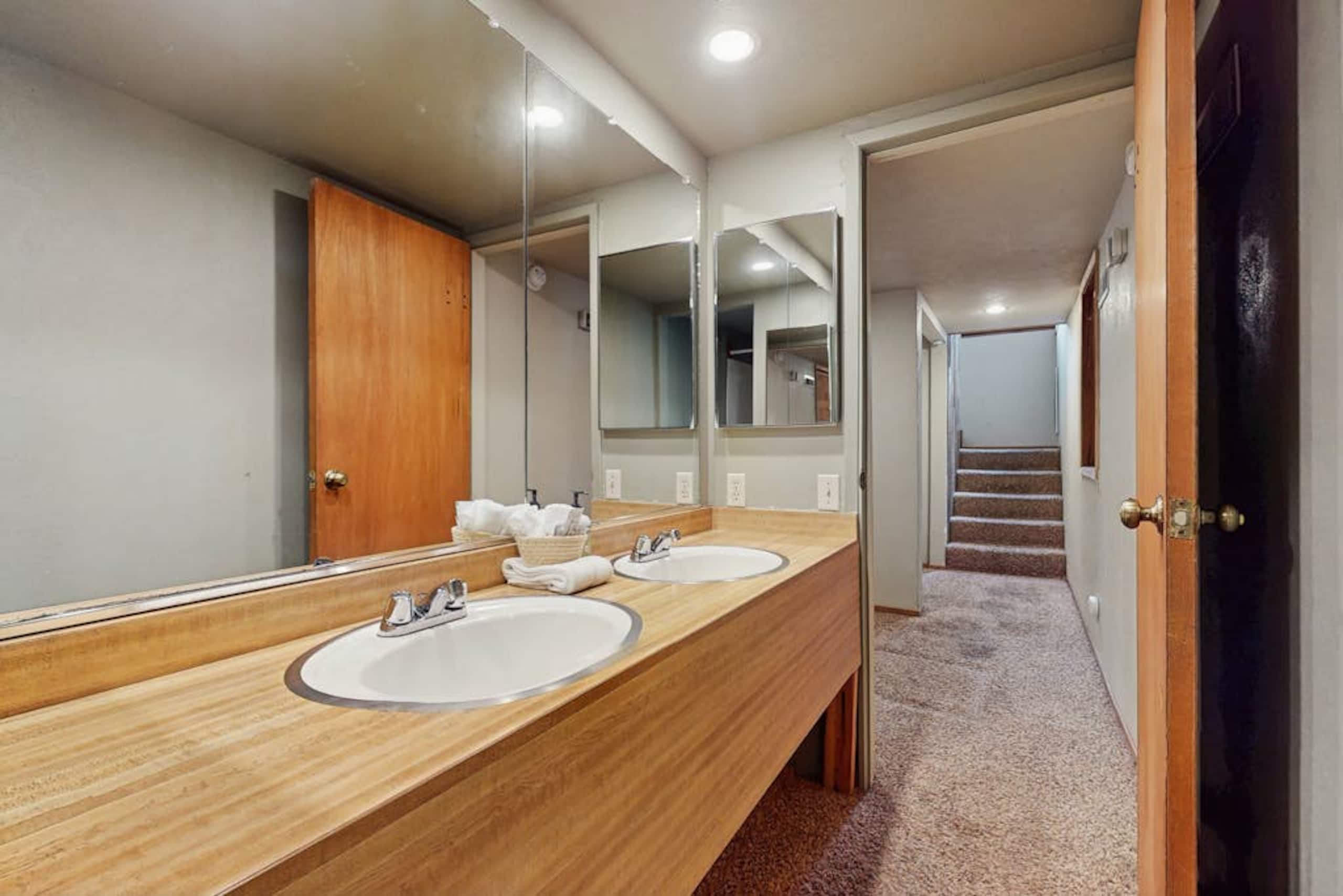 3BR Retro home with mountain views- dog-friendly - Photo 11