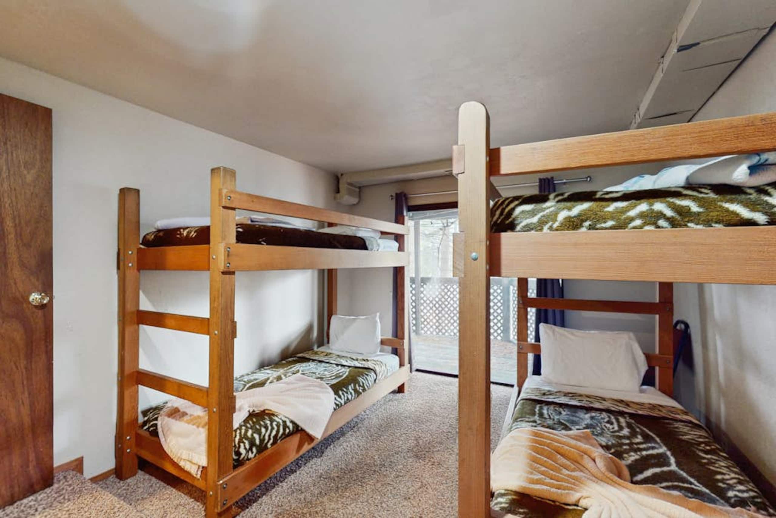 3BR Retro home with mountain views- dog-friendly - Photo 16