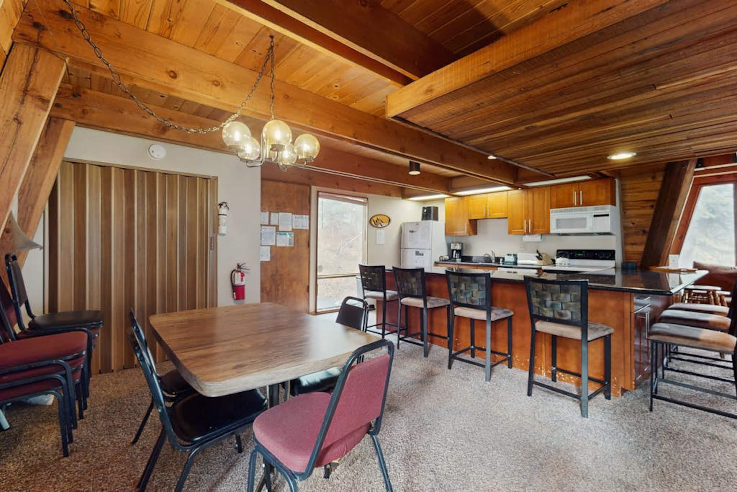 3BR Retro home with mountain views- dog-friendly - Photo 3
