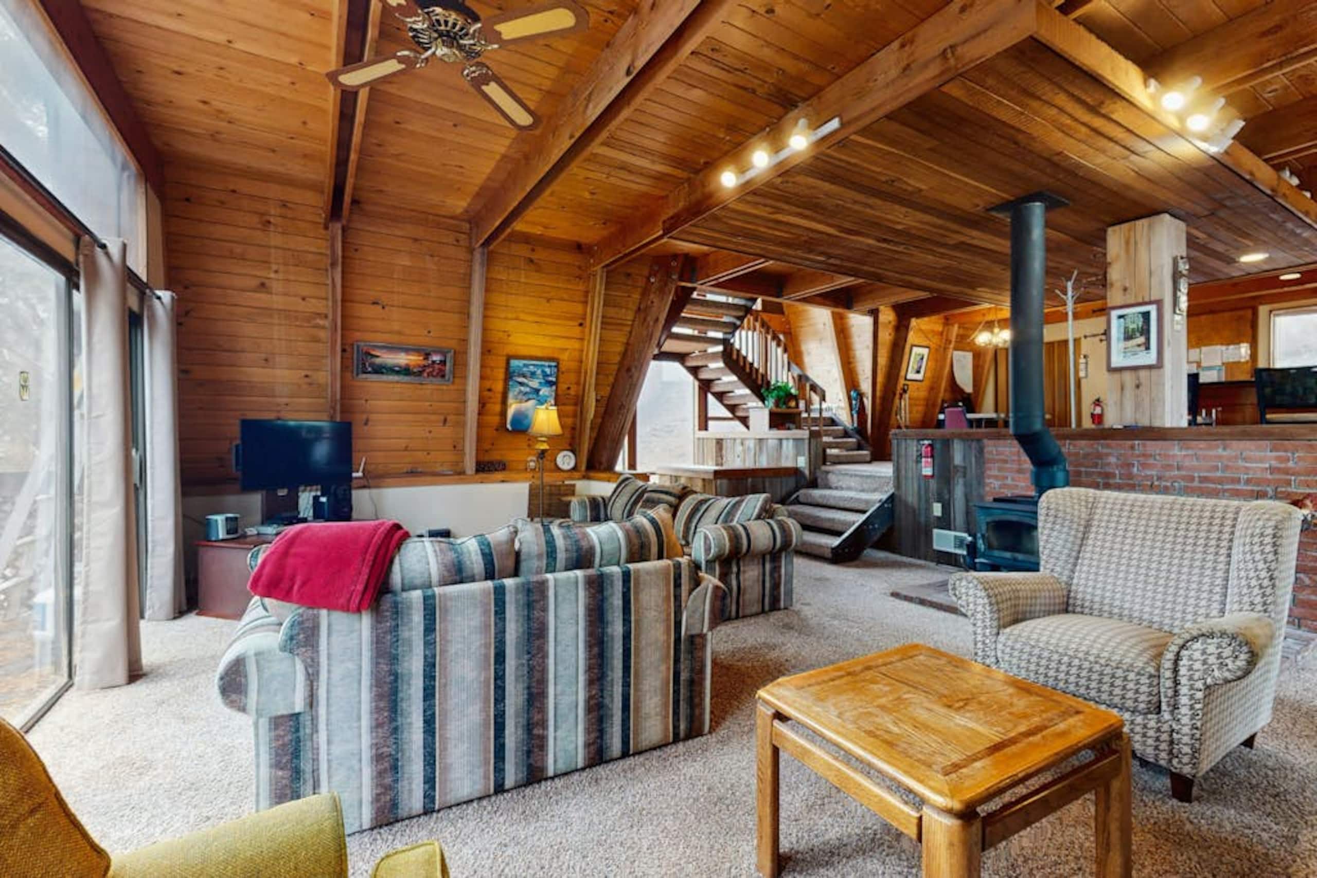 3BR Retro home with mountain views- dog-friendly - Photo 12