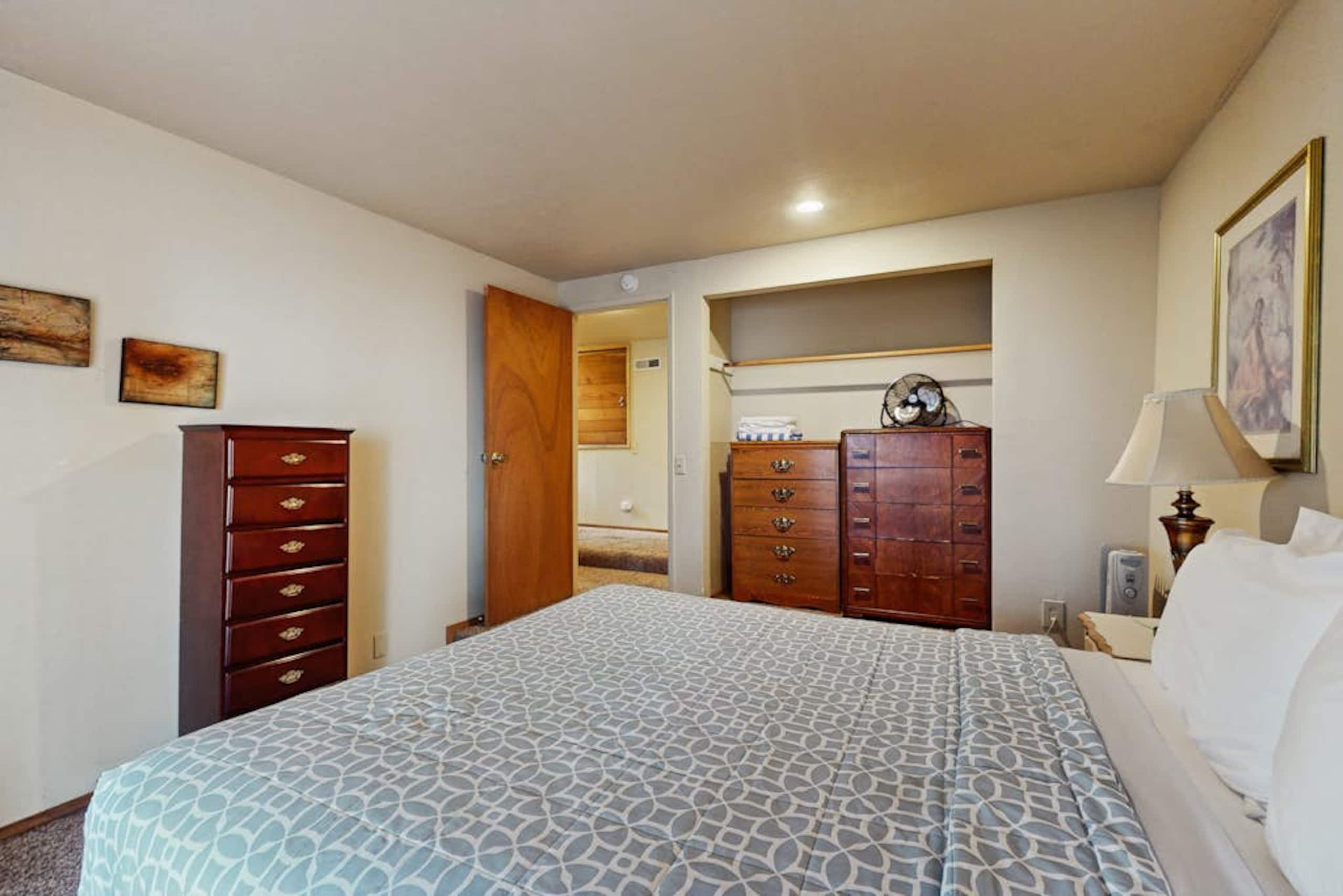 3BR Retro home with mountain views- dog-friendly - Photo 9