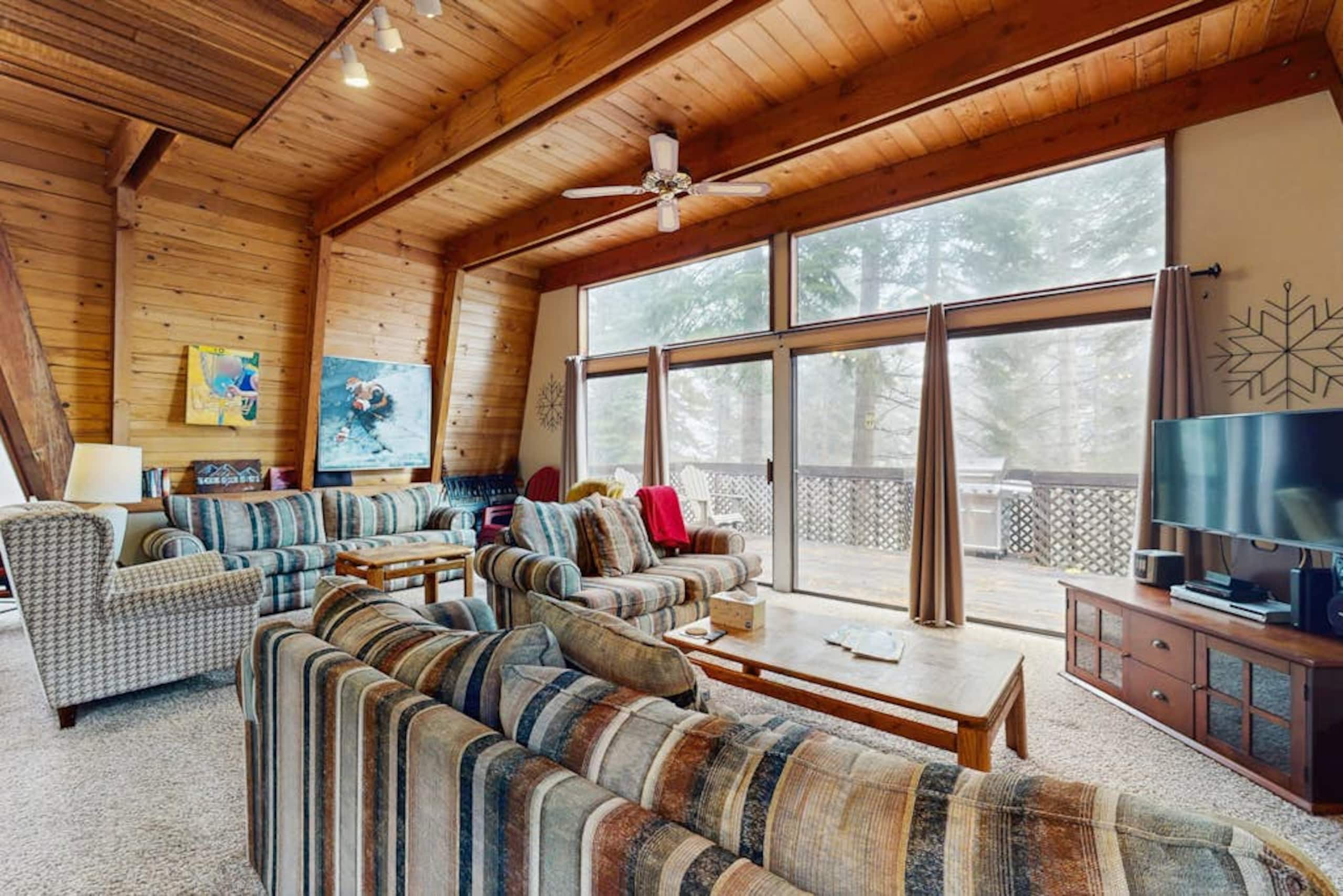 3BR Retro home with mountain views- dog-friendly - Main photo