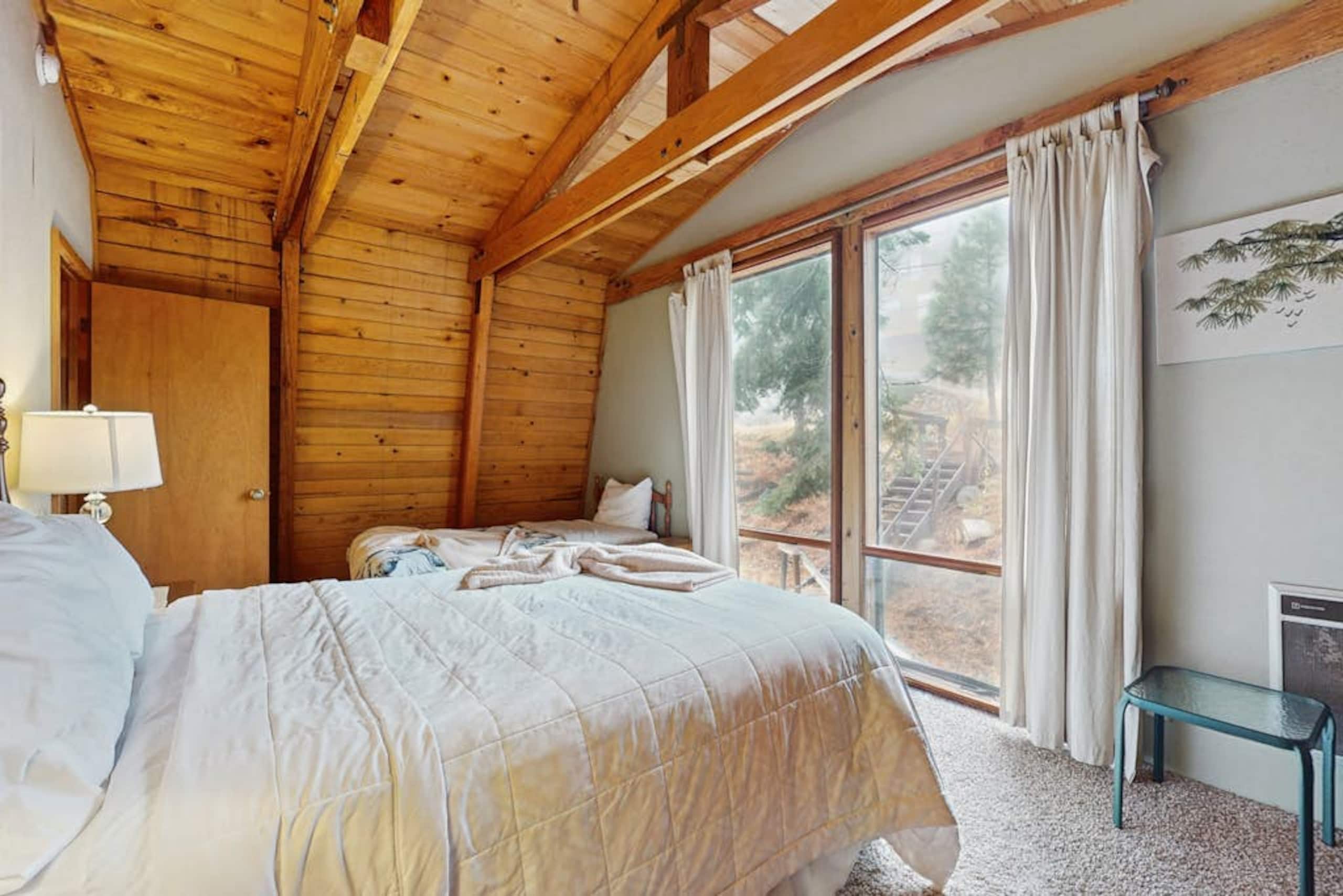 3BR Retro home with mountain views- dog-friendly - Photo 14