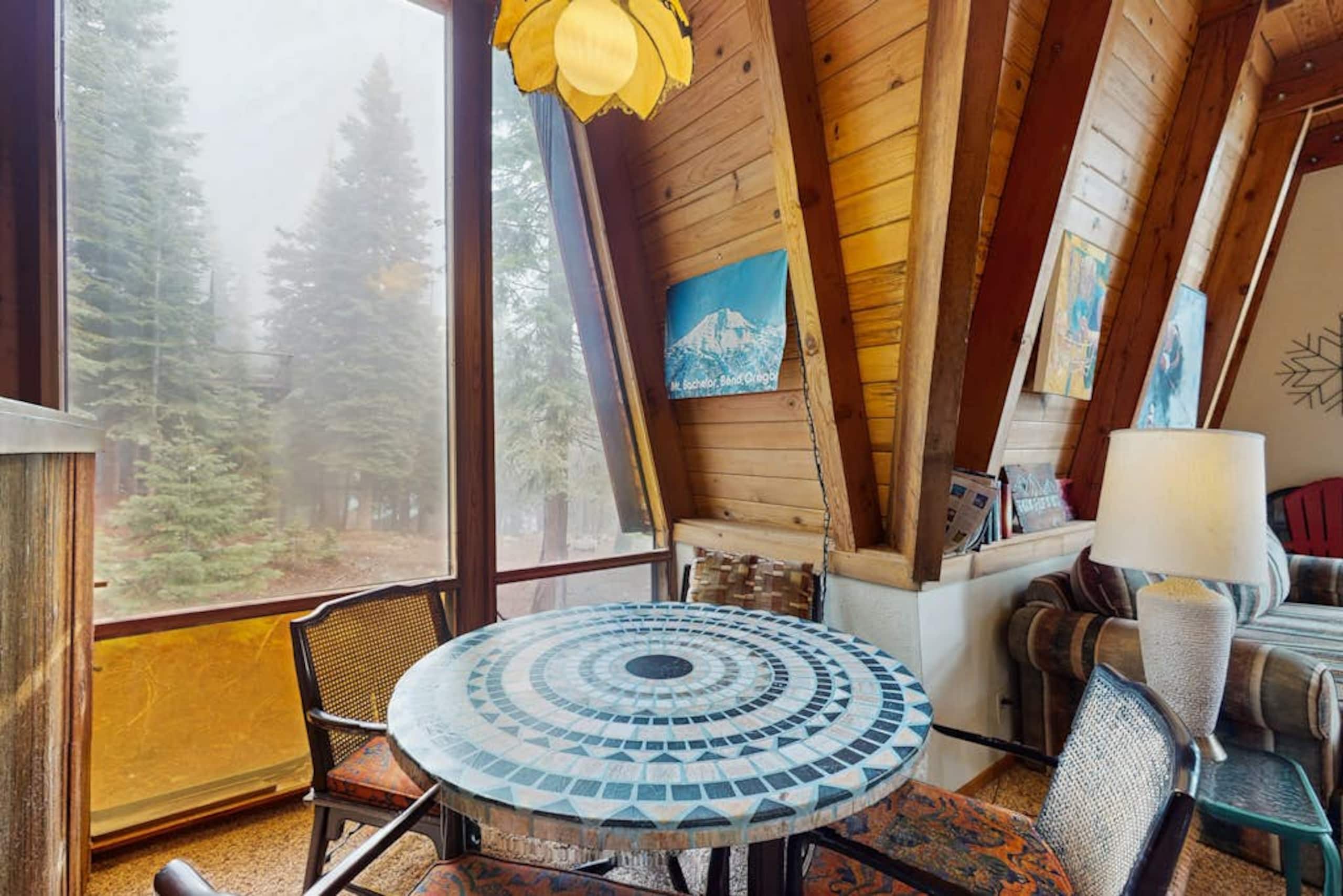 3BR Retro home with mountain views- dog-friendly - Photo 7