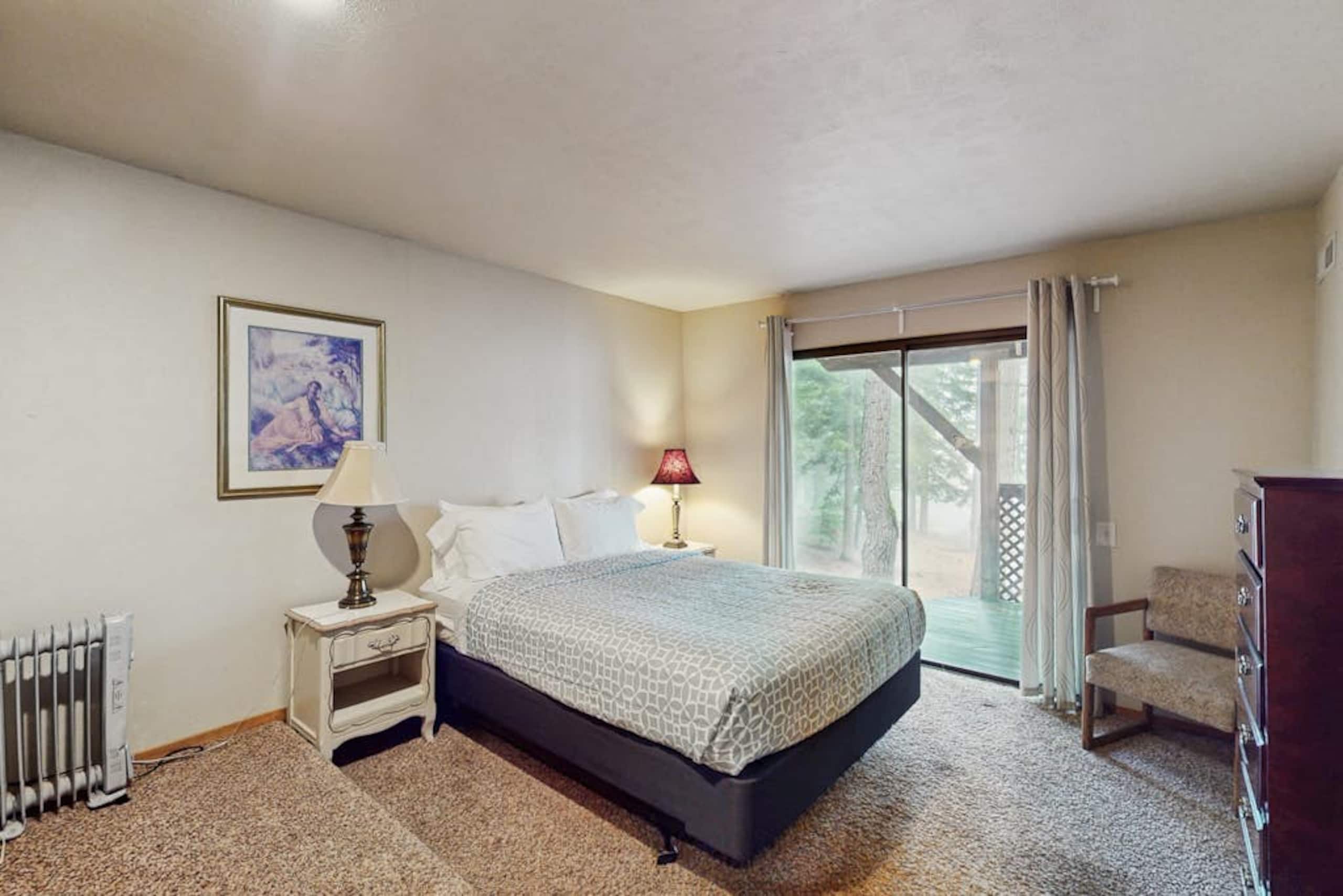 3BR Retro home with mountain views- dog-friendly - Photo 8